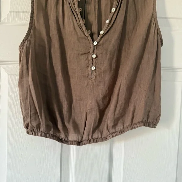 Bella Dahl Brown Sleeveless Blouse with Button Accents - Picture 4 of 7